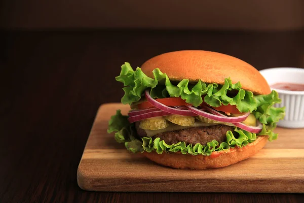 Jeden Smaczny Hamburger Drewnianym Stole Miejsce Tekst — Zdjęcie stockowe