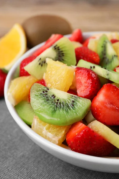 Deliciosa Ensalada Frutas Frescas Tazón Mesa Primer Plano — Foto de Stock