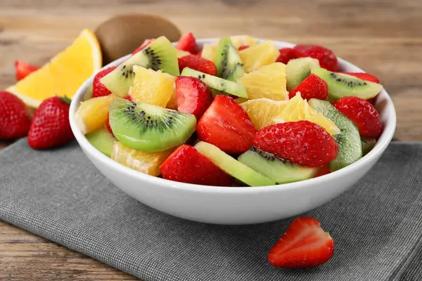 Salată Delicioasă Fructe Proaspete Castron Masă Lemn Closeup — Fotografie, imagine de stoc