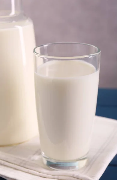 桌上放一杯鲜牛奶 — 图库照片