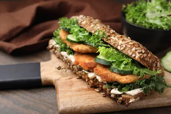 Läcker Smörgås Med Schnitzel Träbord Närbild — Stockfoto