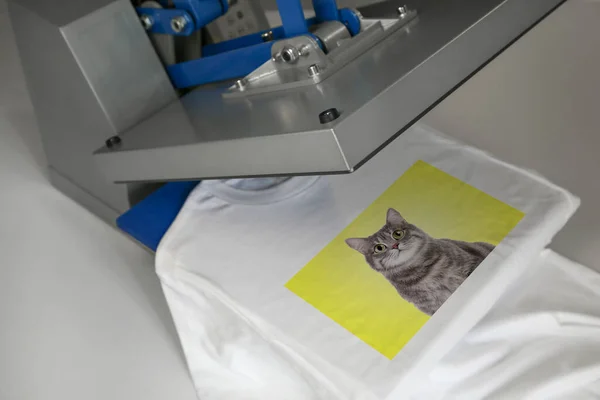 티셔츠 귀여운 고양이의 사진을 인쇄하는 프레스를 사용하여 — 스톡 사진