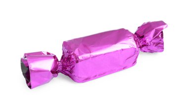 Beyaz üzerine izole edilmiş menekşe ambalajlı lezzetli şekerler.