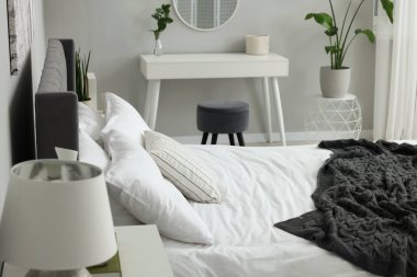 Şık bir yatak odası, geniş konforlu yatak odası ve tuvalet masası.