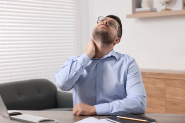 Ofiste boyun ağrısı muzdarip adam