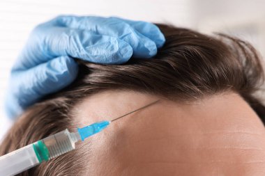 Trikoloğum klinikteki hastaya iğne yapıyor.