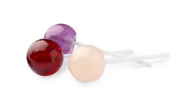 Beyaza izole edilmiş üç renkli lolipop.