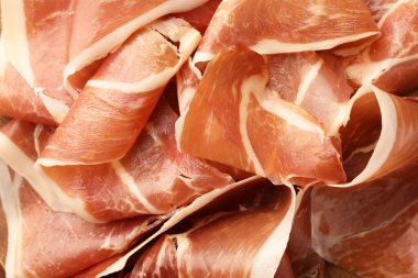Arka plan olarak lezzetli jambon dilimleri, üst manzara.