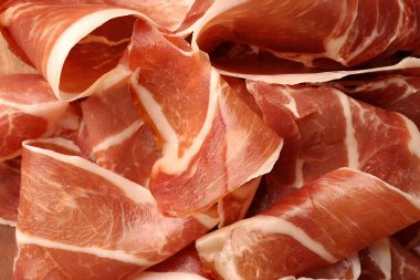 Arka plan olarak lezzetli jambon dilimleri, üst manzara.