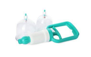 Plastik bardaklar ve el pompası beyaza izole edilmiş. Fincan terapisi.