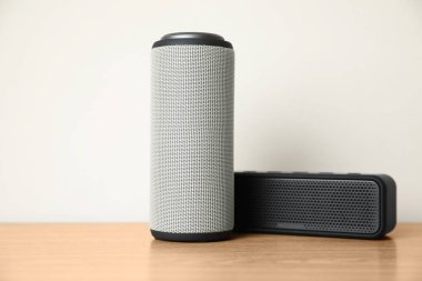 Portatif bluetooth hoparlörler ahşap masada. Ses ekipmanları