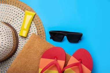 Açık mavi arka plan üzerinde plaj aksesuarları ile düz yatıyordu kompozisyon, metin için alan