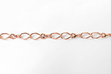 Beyaz arka planda bir metal zincir. Lüks mücevherler.