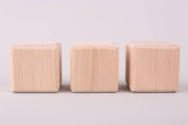 Açık gri arkaplanda boş tahta küpler, yakın plan