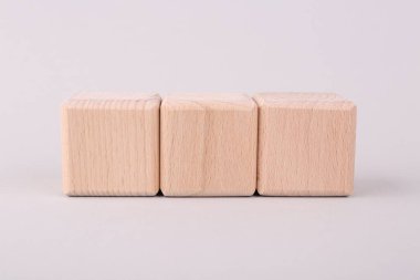 Uluslararası Standartlaştırma Örgütü. Açık gri arkaplan üzerinde ISO kısaltması olan küpler, yakın plan