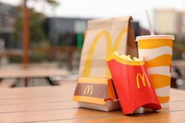 Lviv, Ukrayna - 9 Ekim 2023: Tahta masa üzerinde McDonald 's menüsü, metin için yer