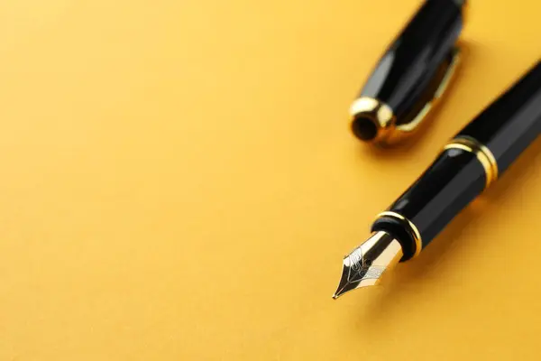 Κομψή Πένα Καπάκι Κίτρινο Φόντο Closeup Χώρος Για Κείμενο — Φωτογραφία Αρχείου