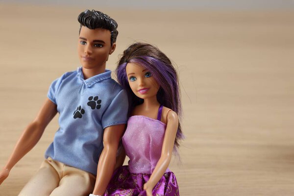 Лейден, Нидерланды - 20 сентября 2023 года: Стильные куклы Барби и Кен на столе, место для текста