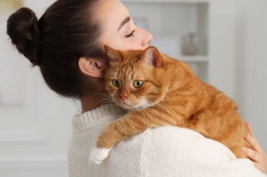Evde sevimli kedi ile güzel kadın