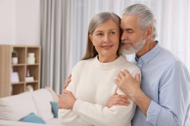 Evde sevecen yaşlı çiftin portresi