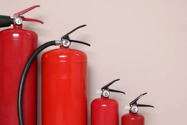 Bej arkaplanda yangın söndürücüler, metin için boşluk