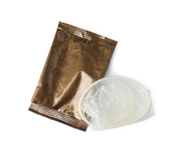 Paketlenmemiş kadın prezervatifi ve yırtık paket beyaz, üst manzara. Güvenli seks.