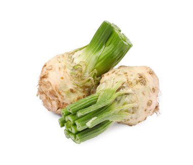 Beyaz üzerine izole edilmiş taze ham kereviz kökleri.