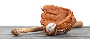 Beyzbol sopası, top ve beyzbol eldiveni gri ahşap masada beyaz arka planda.