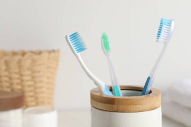 Bulanık arkaplanda plastik diş fırçaları, yakın plan