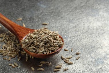 Gri masadaki kestane tohumlu kaşık, yakın plan. Metin için boşluk
