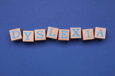 Mavi arka planda kelime disleksisi olan tahta küpleri düz yatıyordu.