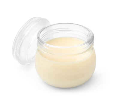 Beyaz üzerine izole edilmiş yoğunlaştırılmış süt dolu kavanozu aç