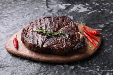 Gri desenli masada, biberiyeli ve biberiyeli leziz kızarmış sığır eti.