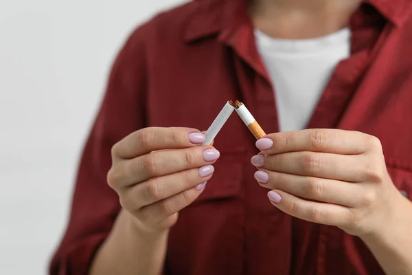 Přestaň Kouřit Žena Lámání Cigarety Světlém Pozadí Detailní Záběr — Stock fotografie