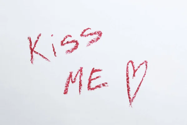 Coração Vermelho Frase Beije Escrito Com Batom Sobre Fundo Branco — Fotografia de Stock