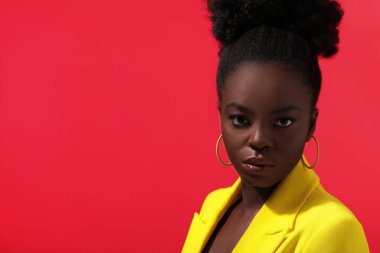 Mercan zemin üzerinde güzel bir kadının moda portresi, metin için boşluk