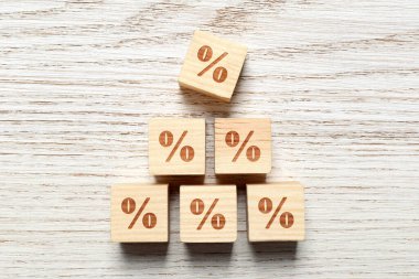 Beyaz ahşap arka planda yüzde işareti olan küpler, üst görünüm