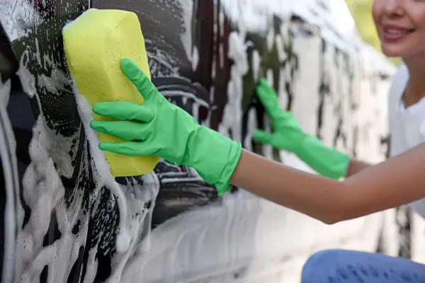 Γυναίκα Πλύσιμο Αυτοκινήτων Σφουγγάρι Εξωτερικούς Χώρους Closeup — Φωτογραφία Αρχείου