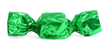 Yeşil ambalajlı lezzetli şekerler beyaza izole edilmiş.