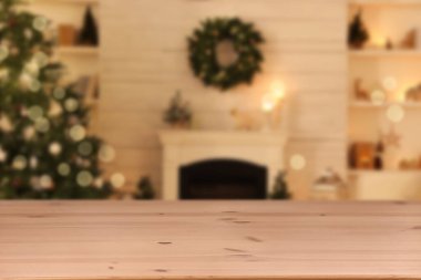 Noel için dekore edilmiş odasındaki tahta masa. Tasarım için boşluk