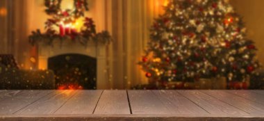 Noel ağacı ve şöminesi olan boş bir masa. Tasarım için alanı olan pankart