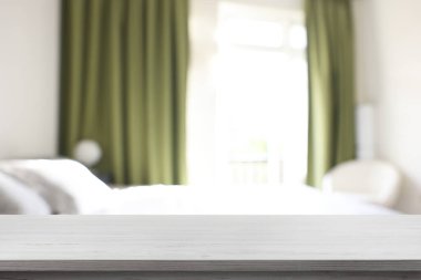 Yatak odasındaki boş tahta masa, içi bulanık. Tasarım için boşluk