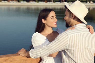 Romantik bir randevu. Güzel bir çift göl kenarında vakit geçiriyor.