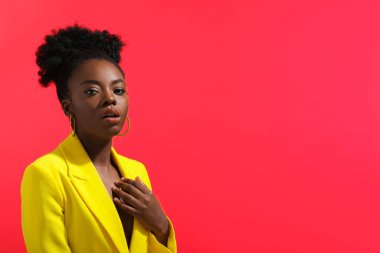 Mercan zemin üzerinde güzel bir kadının moda portresi, metin için boşluk