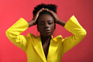 Mercan zemininde güzel bir kadının moda portresi.