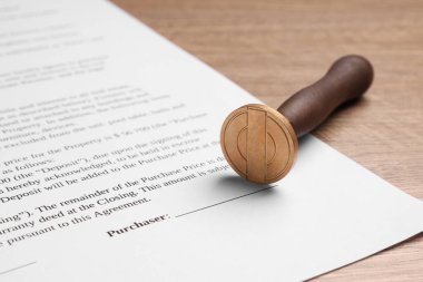 Tahta masa üzerinde bir pul aracı ve belge, yakın plan