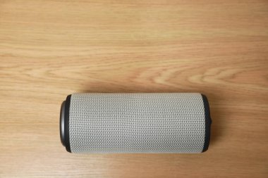 Bir portatif bluetooth hoparlörü ahşap masada, üst görünümü metin için alan. Ses ekipmanları