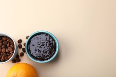 Doğal vücut fırçası ve bej arka planda taze malzemeler ile düz kompozisyon, metin için boşluk. Selülit karşıtı tedavi