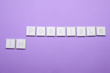 Motivasyon konsepti. Kelimeyi menekşe arkaplanındaki harflerle 