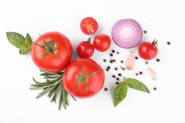 Farklı bir bütüne sahip düz kompozisyon ve beyaz arkaplanda domatesleri kesme